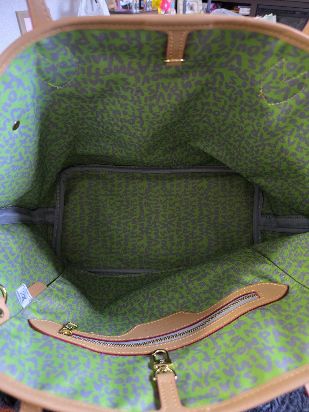 Green Graffiti Neverfull Tote Bag With Pouch - Picture 6 of 11